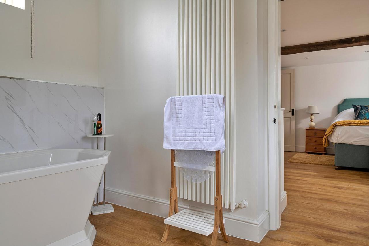 Finest Retreats - Moelis Granary - Luxury Cottage With Hot Tub Llandrillo Exterior foto
