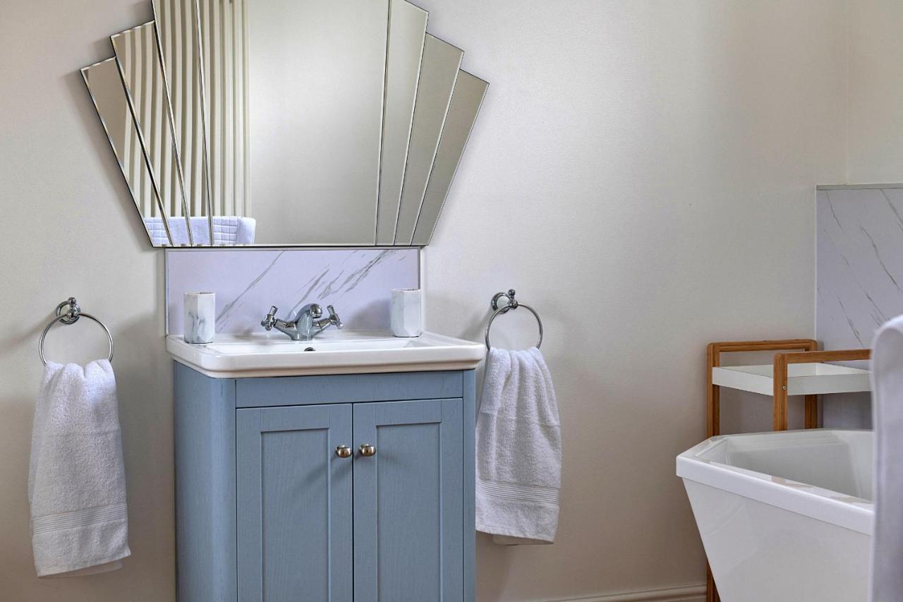 Finest Retreats - Moelis Granary - Luxury Cottage With Hot Tub Llandrillo Exterior foto