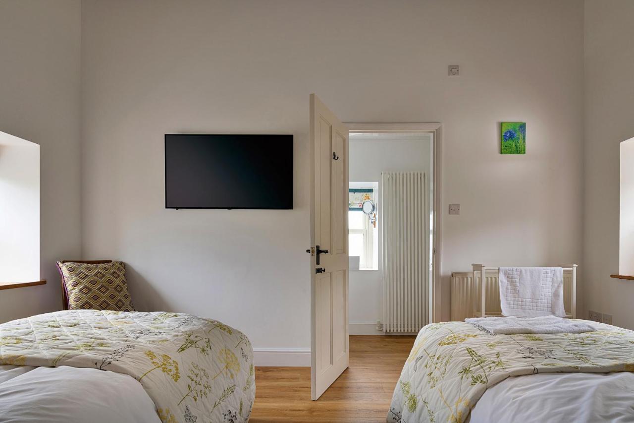 Finest Retreats - Moelis Granary - Luxury Cottage With Hot Tub Llandrillo Exterior foto