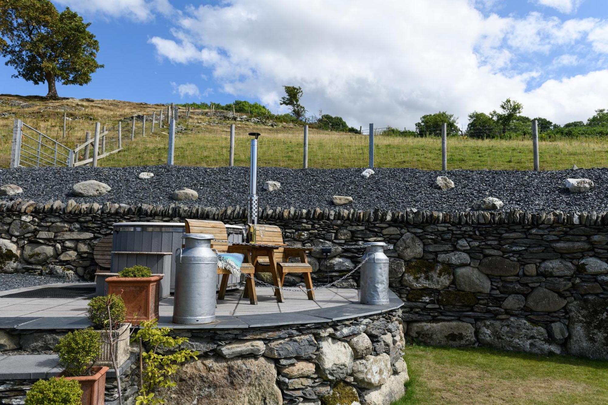 Finest Retreats - Moelis Granary - Luxury Cottage With Hot Tub Llandrillo Exterior foto